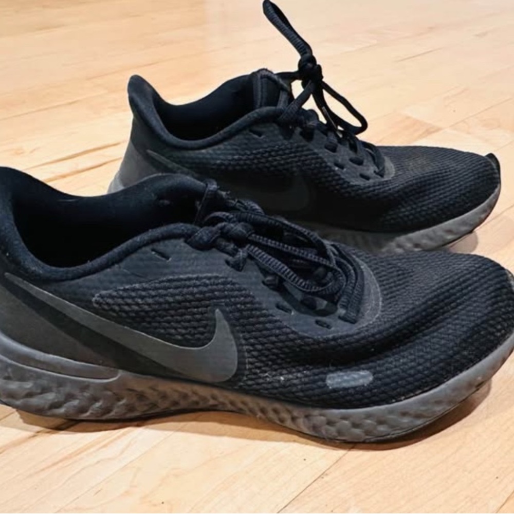Nike Revolution5 Black US size youth 6